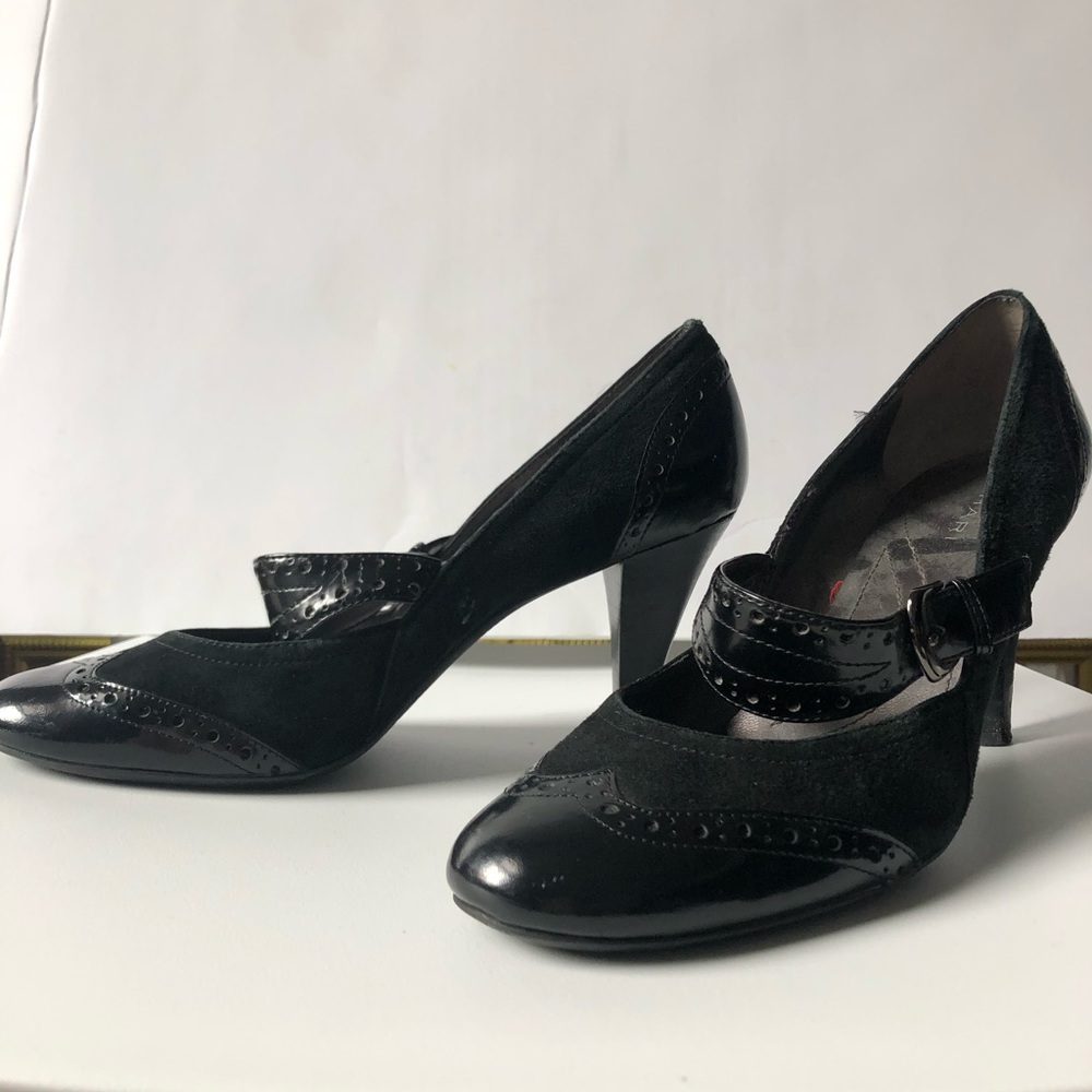 Tahari Wingtip Pump